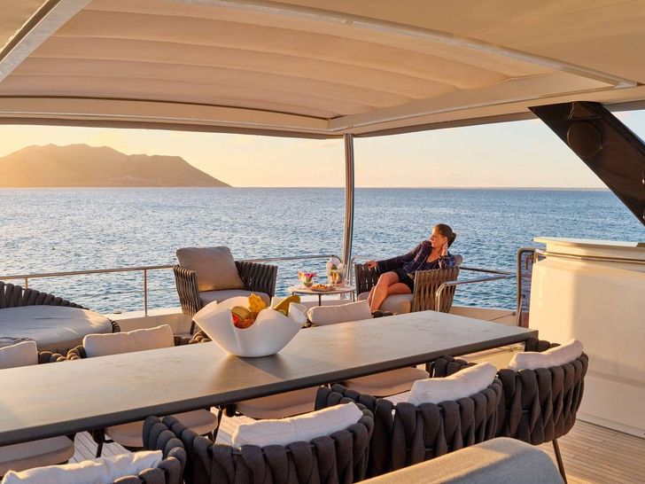 FRENCH WEST Lagoon 78 - Flybridge Table FRENCH WEST Lagoon 78 - Flybridge Table