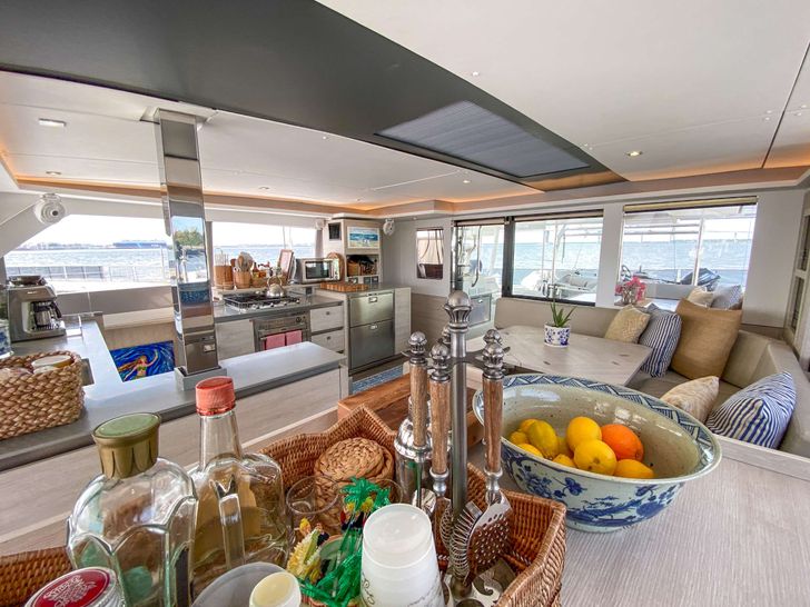 SOUTHERN CHARM - Main Salon Galley SOUTHERN CHARM - Main Salon Galley