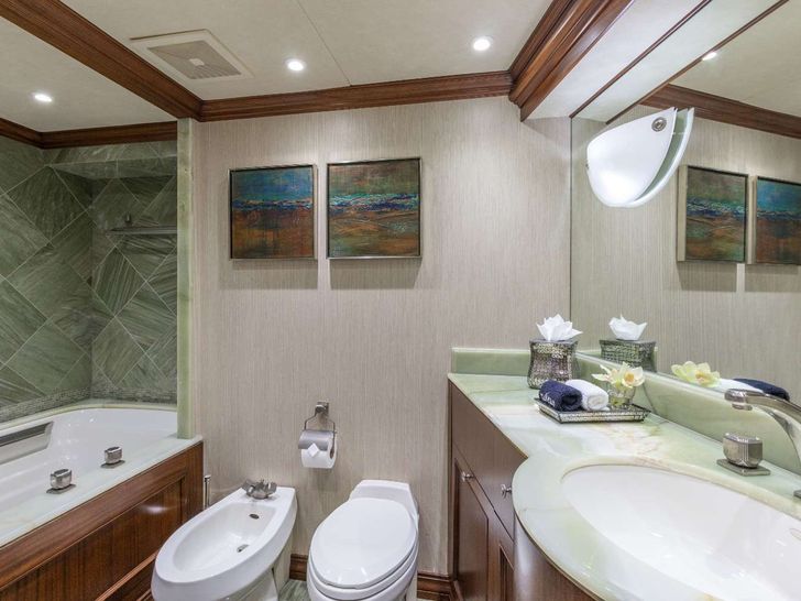 CHILDS PLAY Burger 113 Cabin Bathroom CHILDS PLAY Burger 113 Cabin Bathroom