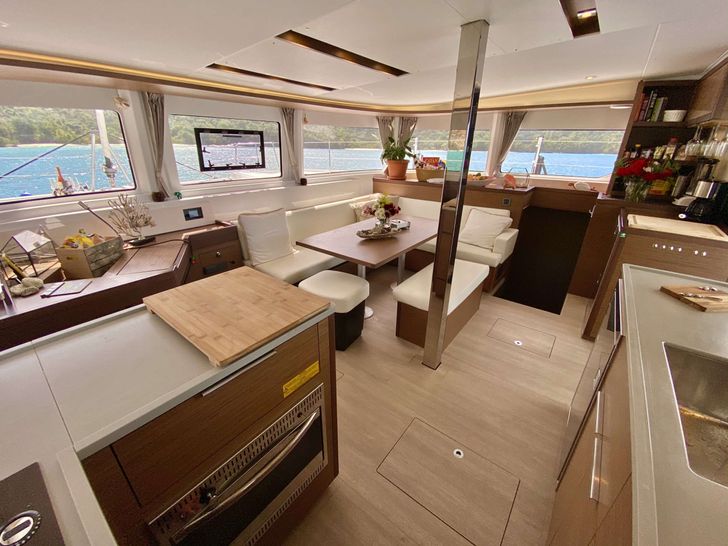 EASIR II Lagoon 46 Galley EASIR II Lagoon 46 Galley