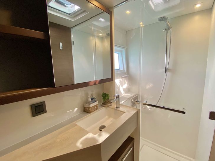 EASIR II Lagoon 46 WC EASIR II Lagoon 46 WC