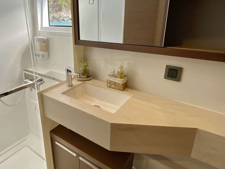 EASIR II Lagoon 46 WC EASIR II Lagoon 46 WC