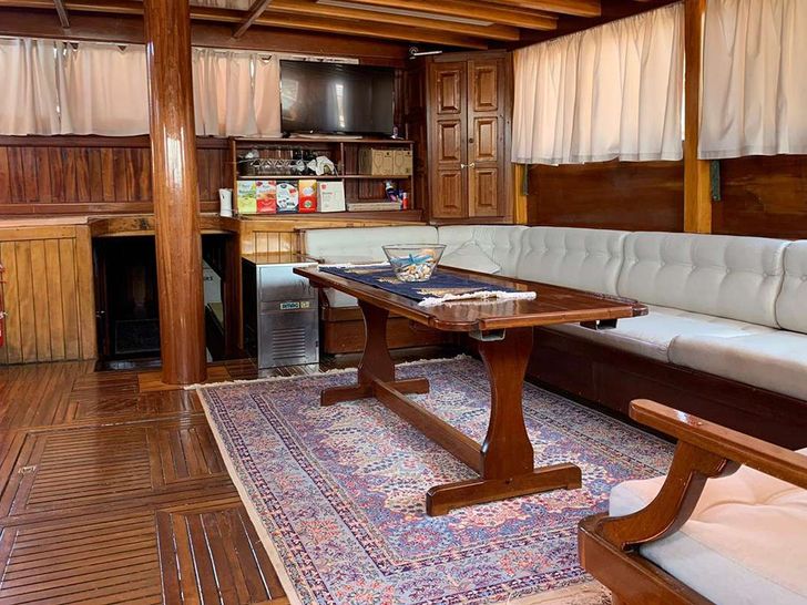 HANDE CAPO GALERA - Saloon HANDE CAPO GALERA - Saloon