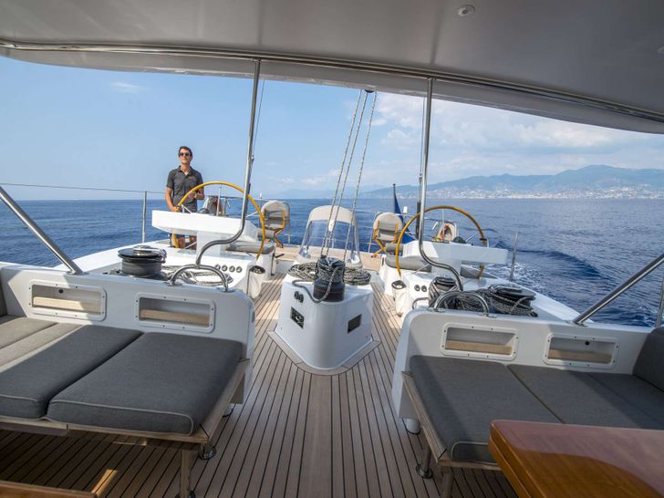 LADY 8 - Deck LADY 8 - Deck