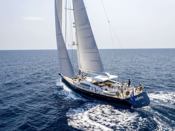 LADY 8 - Exterior LADY 8 - Exterior