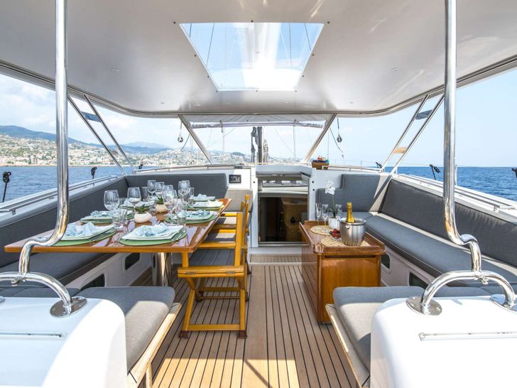 LADY 8 - Cockpit to Stern LADY 8 - Cockpit to Stern