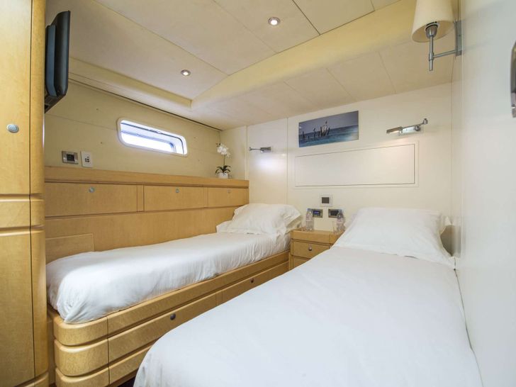 LADY 8 - Twin Cabin LADY 8 - Twin Cabin