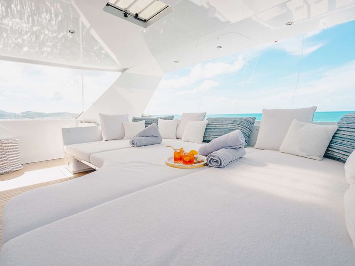 CRESCENDO IV - Delta 122 Skydeck Daybed CRESCENDO IV - Delta 122 Skydeck Daybed