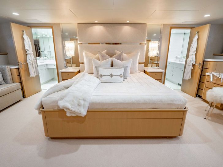 CRESCENDO IV - Delta 122 Master Stateroom CRESCENDO IV - Delta 122 Master Stateroom