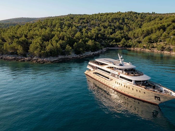 QUEEN ELEGANZA Custom Motor Yacht 49m - anchored QUEEN ELEGANZA Custom Motor Yacht 49m - anchored