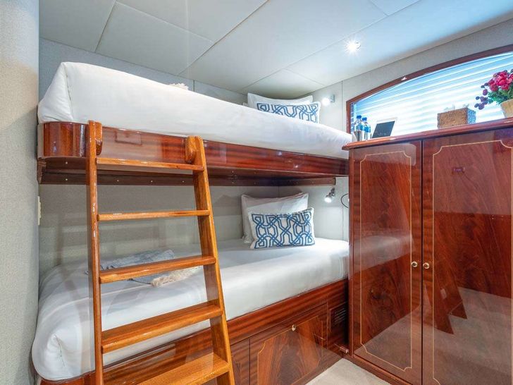 NAMASTAY Lazzara 116 - twin cabin NAMASTAY Lazzara 116 - twin cabin