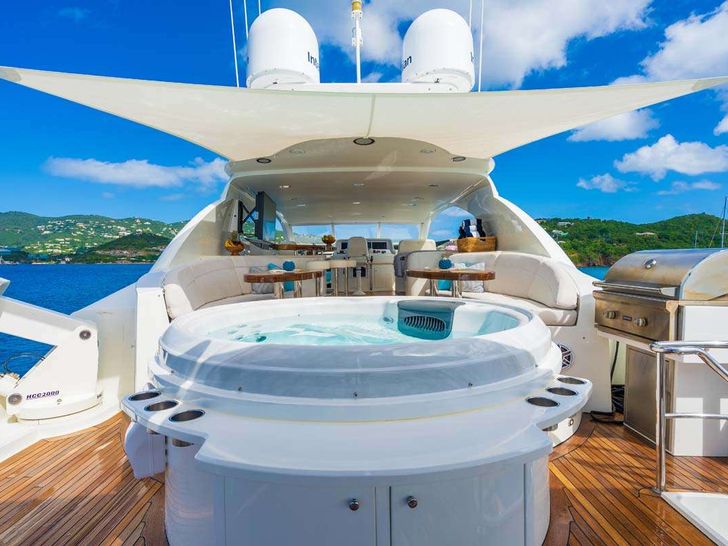 NAMASTAY Lazzara 116 - sun deck NAMASTAY Lazzara 116 - sun deck