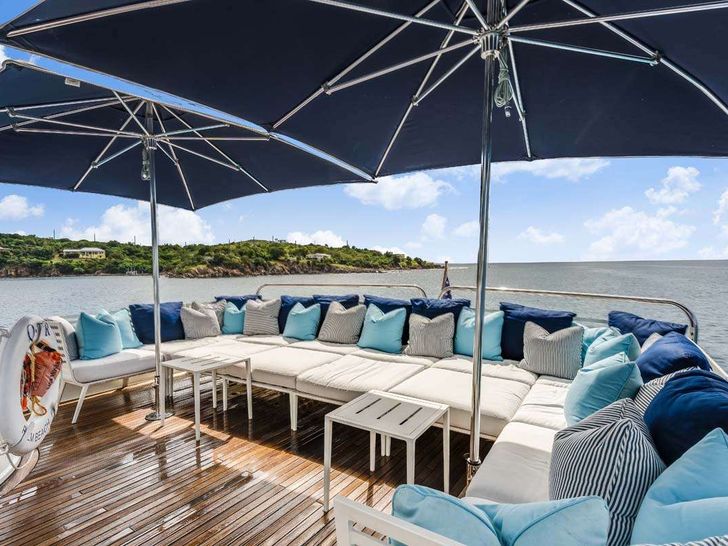 NAMASTAY Lazzara 116 - sun deck aft lounge NAMASTAY Lazzara 116 - sun deck aft lounge