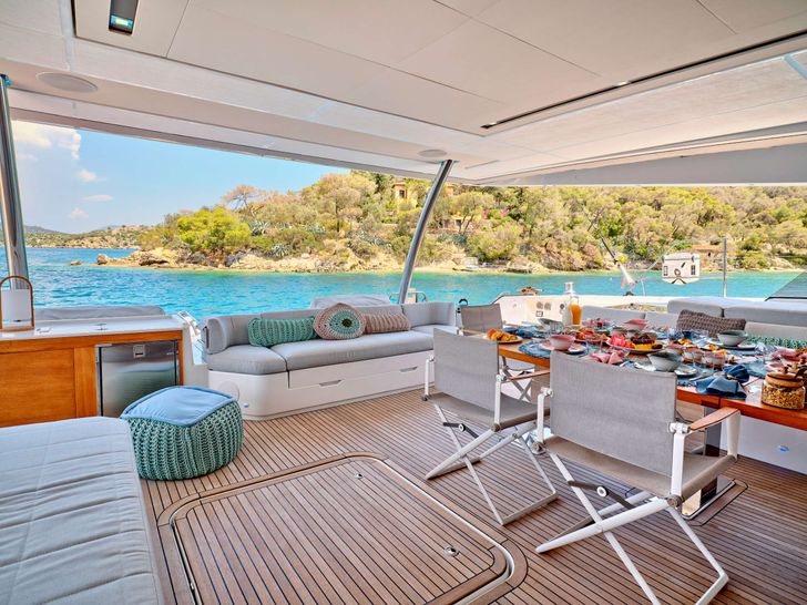 KIMATA Fountaine Pajot Alegria 67 - flybridge seating and dining area KIMATA Fountaine Pajot Alegria 67 - flybridge seating and dining area