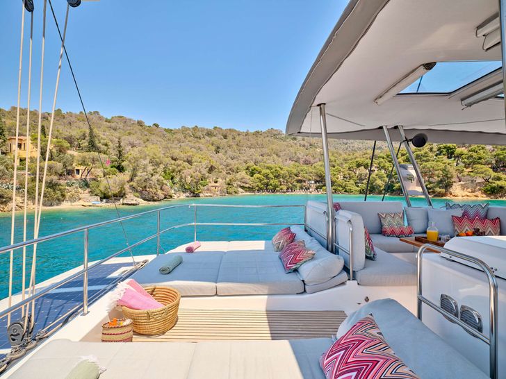 KIMATA Fountaine Pajot Alegria 67 - flybridge sun beds KIMATA Fountaine Pajot Alegria 67 - flybridge sun beds