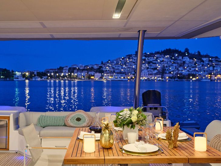 KIMATA Fountaine Pajot Alegria 67 - alfresco dinner KIMATA Fountaine Pajot Alegria 67 - alfresco dinner
