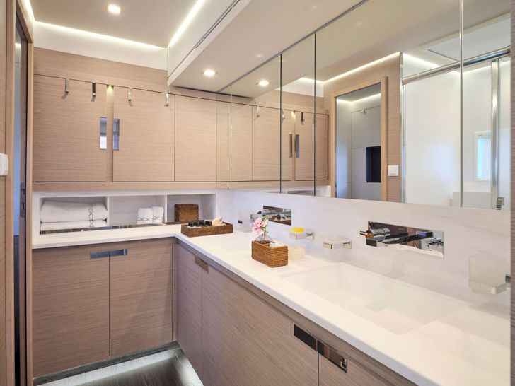 KIMATA Fountaine Pajot Alegria 67 - master cabin bathroom KIMATA Fountaine Pajot Alegria 67 - master cabin bathroom