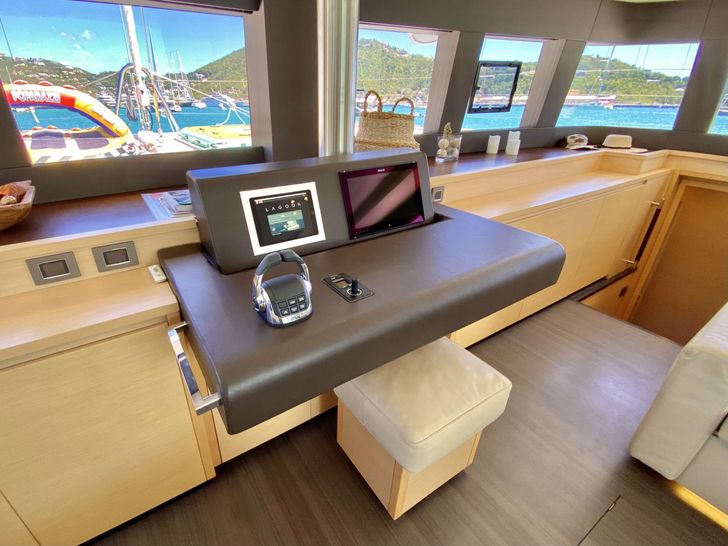 HEAVENLY Lagoon 620 Navigation