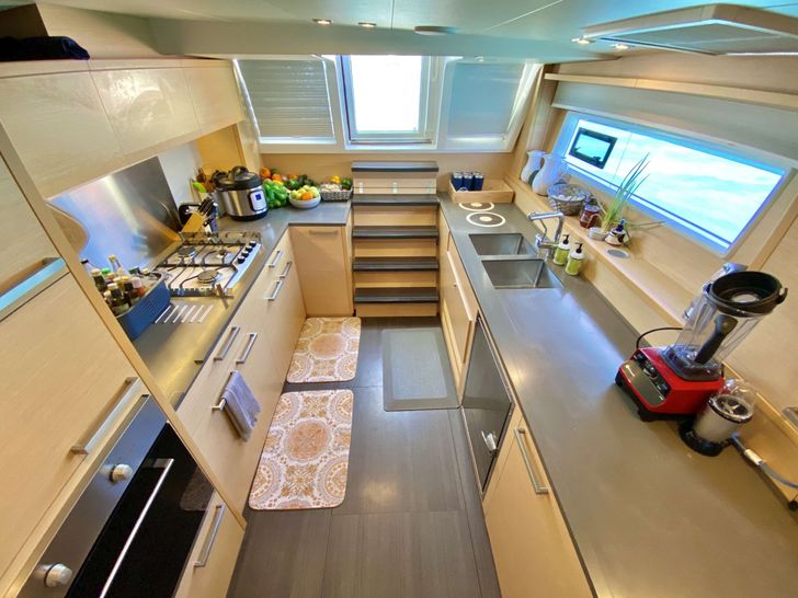 HEAVENLY Lagoon 620 Galley