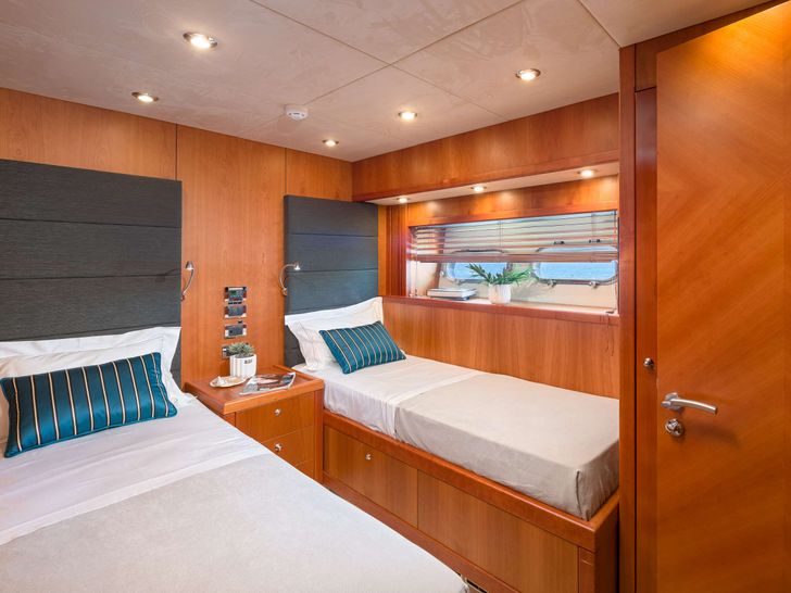 QUANTUM Sunseeker Predator 108 Crewed Motor Yacht Twin Cabin QUANTUM Sunseeker Predator 108 Crewed Motor Yacht Twin Cabin