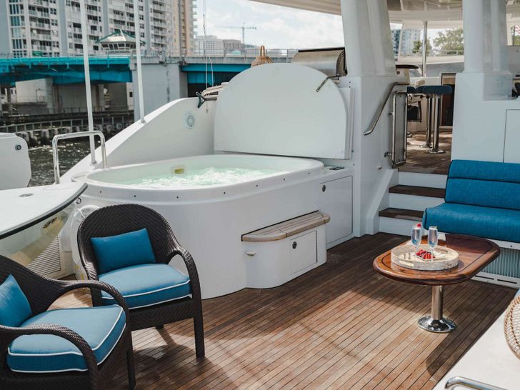 NOW OR NEVER - Westport 112 Flybridge Jacuzzi/Sunpad NOW OR NEVER - Westport 112 Flybridge Jacuzzi/Sunpad