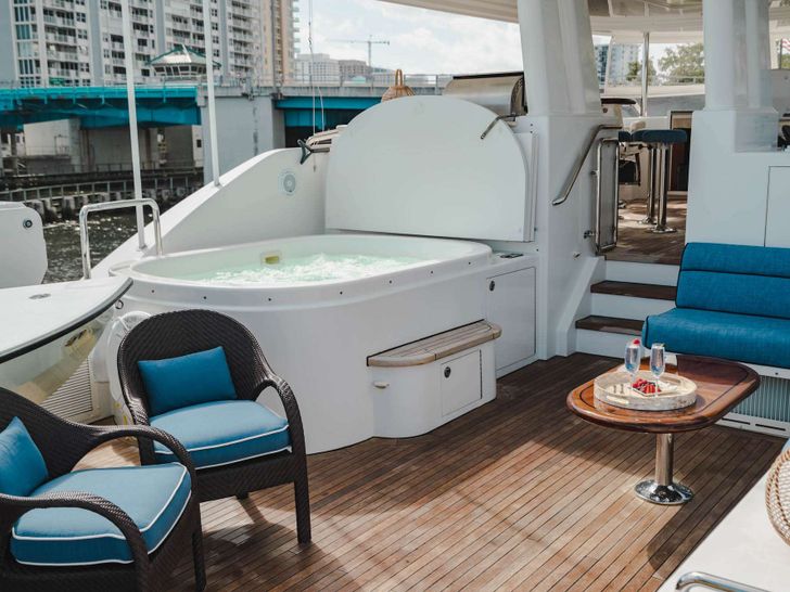 NOW OR NEVER - Westport 112 Flybridge Jacuzzi/Sunpad