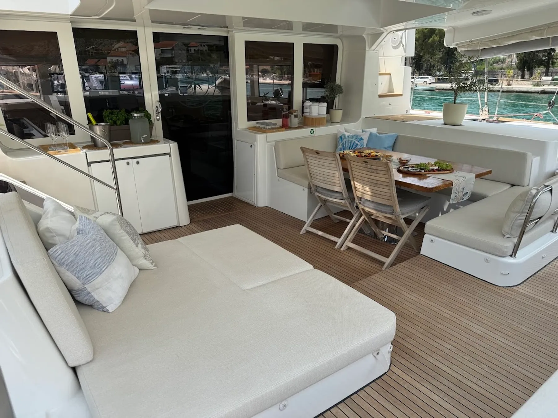 Lagoon 52F - Aft Deck