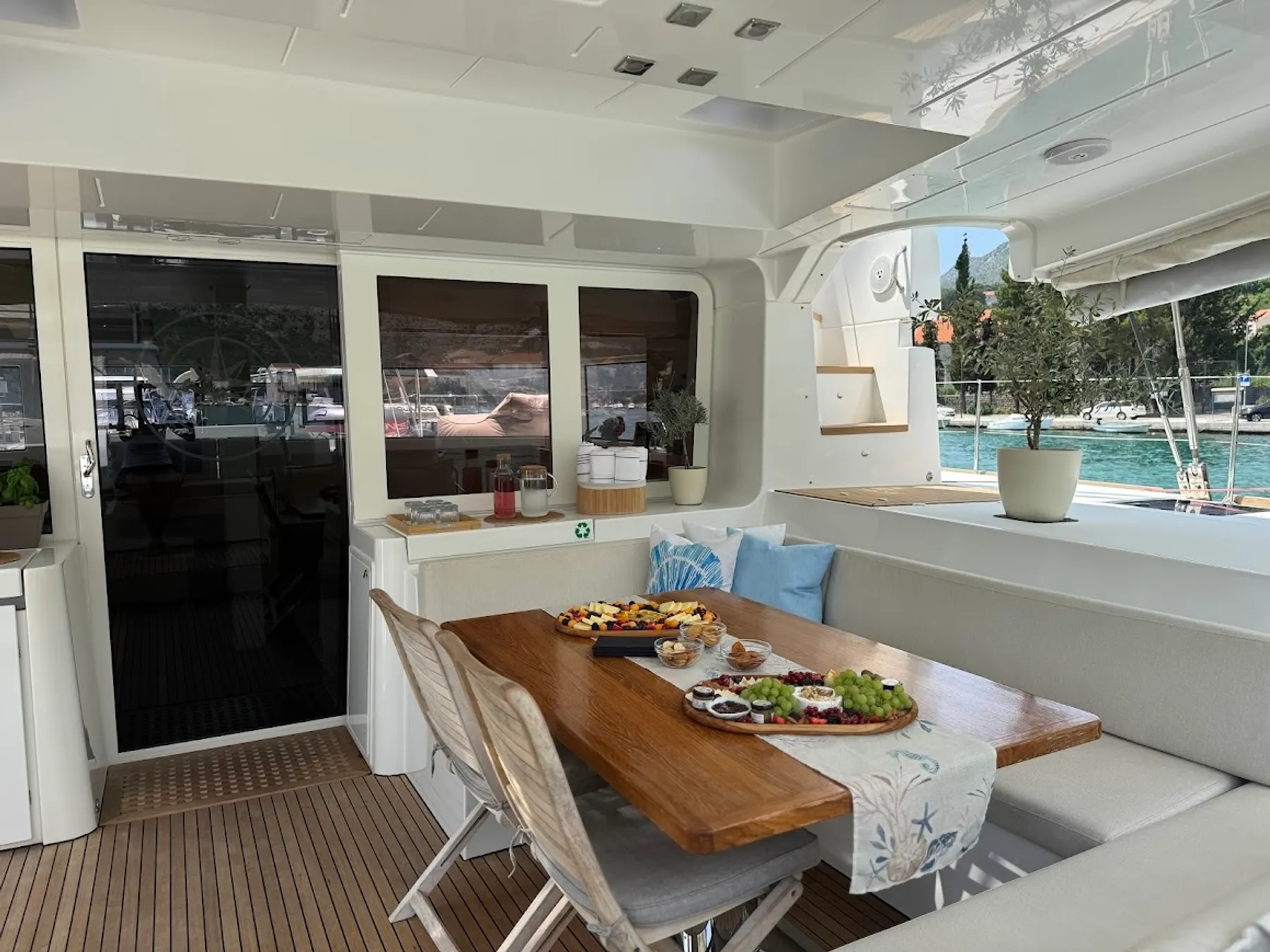 Lagoon 52F - Aft Deck