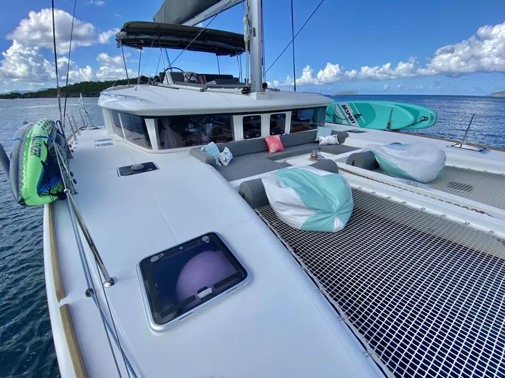 WHISKEY BUSINESS Lagoon 450 Bow WHISKEY BUSINESS Lagoon 450 Bow