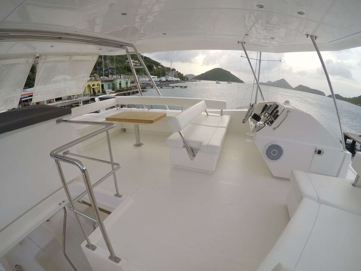 SOMEWHERE HOT Leopard 51 - Flybridge and Helm Station SOMEWHERE HOT Leopard 51 - Flybridge and Helm Station