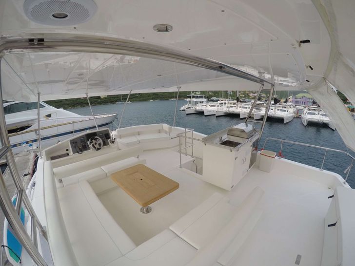 SOMEWHERE HOT Leopard 51 - Flybridge Seating SOMEWHERE HOT Leopard 51 - Flybridge Seating
