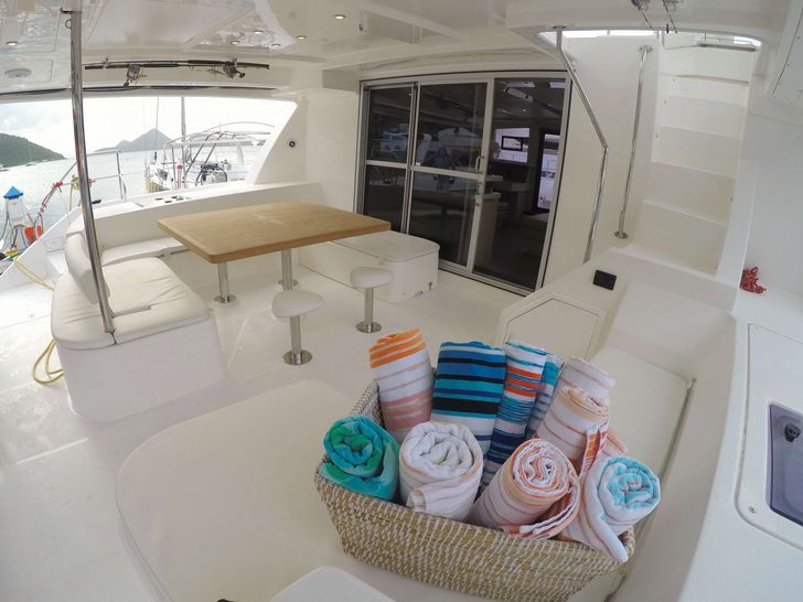 SOMEWHERE HOT Leopard 51 - Aft Seating SOMEWHERE HOT Leopard 51 - Aft Seating
