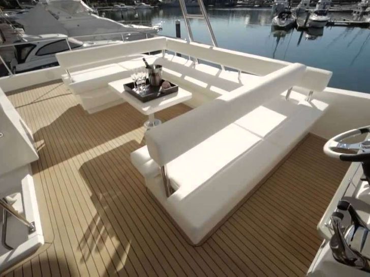 SOMEWHERE HOT Leopard 51 - Flybridge and Helm Seating SOMEWHERE HOT Leopard 51 - Flybridge and Helm Seating