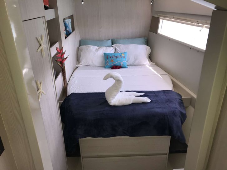 SOMEWHERE HOT Leopard 51 - Aft Port Guest Queen suite SOMEWHERE HOT Leopard 51 - Aft Port Guest Queen suite