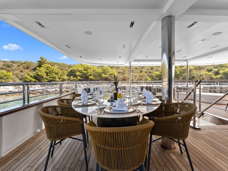 ALFA MARIO Custom 52m - alfresco dining set up ALFA MARIO Custom 52m - alfresco dining set up