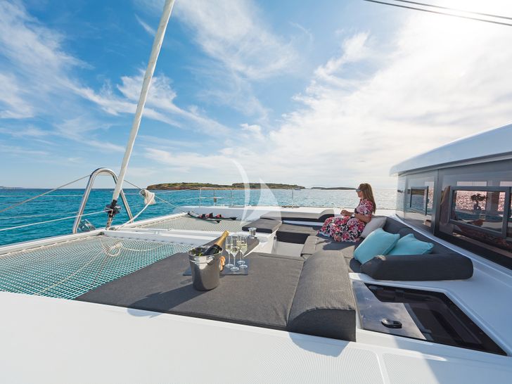 SUMMER STAR Lagoon 52 - foredeck seating area and sun pads SUMMER STAR Lagoon 52 - foredeck seating area and sun pads