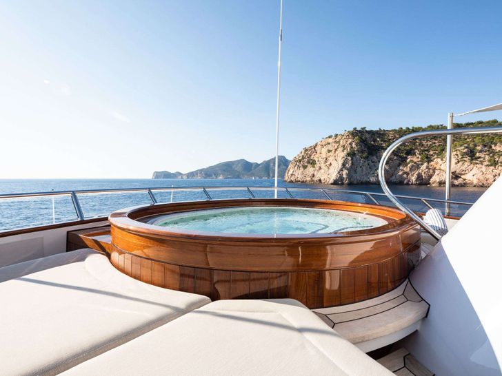 MIRAGE Feadship 53m - sundeck jacuzzi MIRAGE Feadship 53m - sundeck jacuzzi