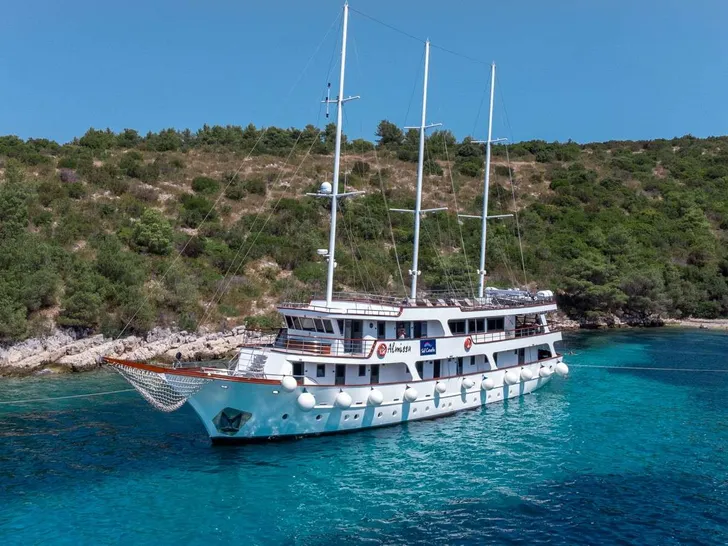 ALMISSA Custom Motor Yacht 40m - profile ALMISSA Custom Motor Yacht 40m - profile