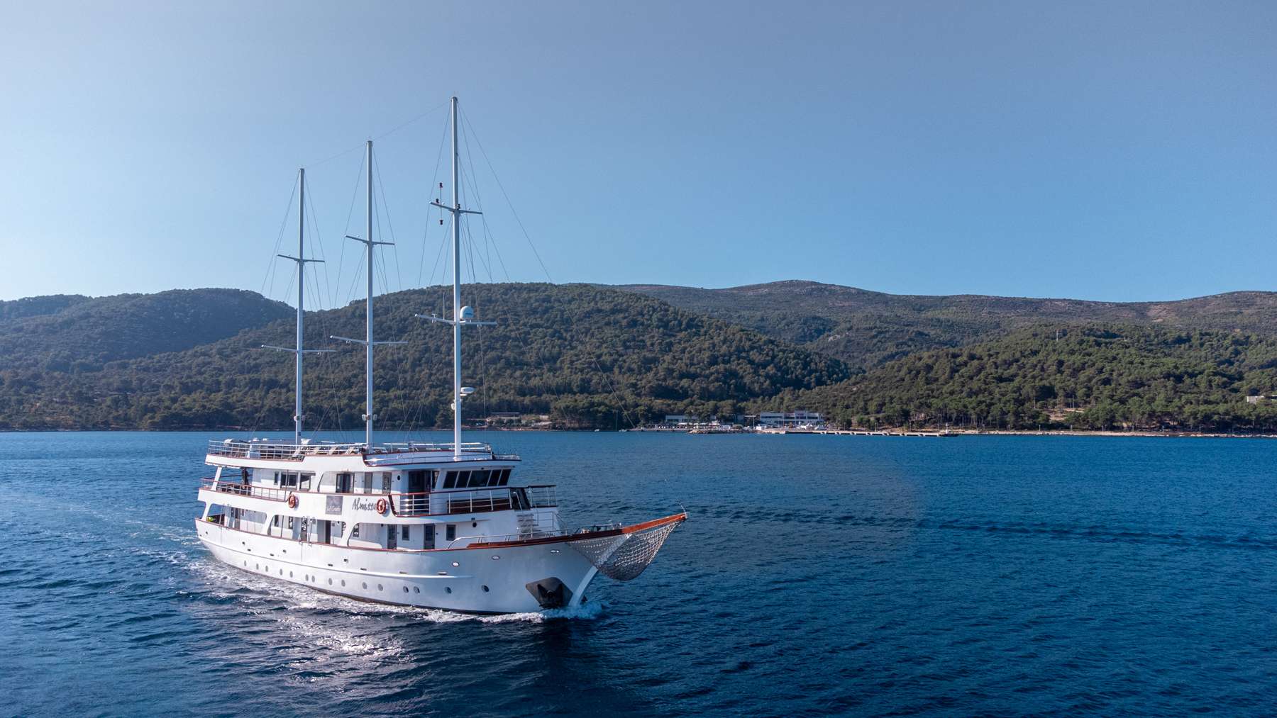 ALMISSA Custom Motor Yacht 40m - yacht cruising