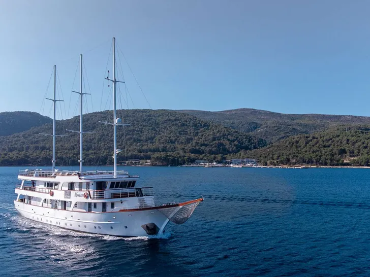 ALMISSA Custom Motor Yacht 40m - yacht cruising ALMISSA Custom Motor Yacht 40m - yacht cruising