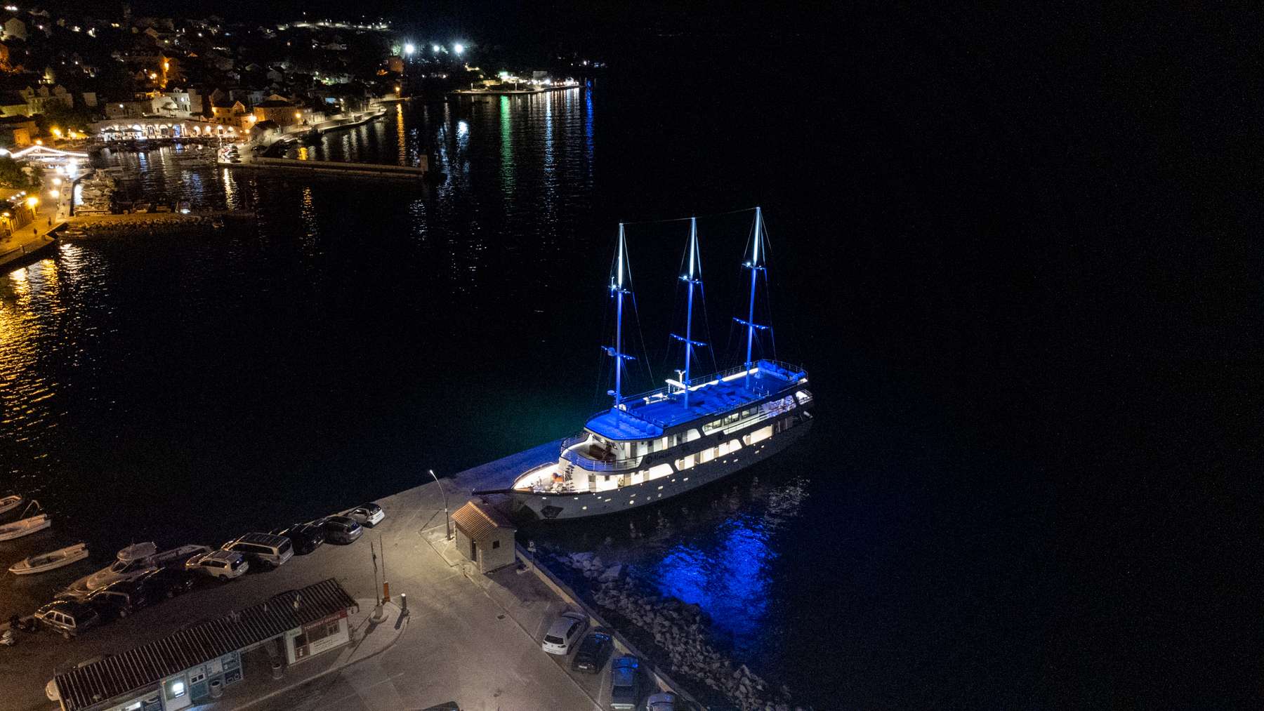 ALMISSA Custom Motor Yacht 40m - yacht at night