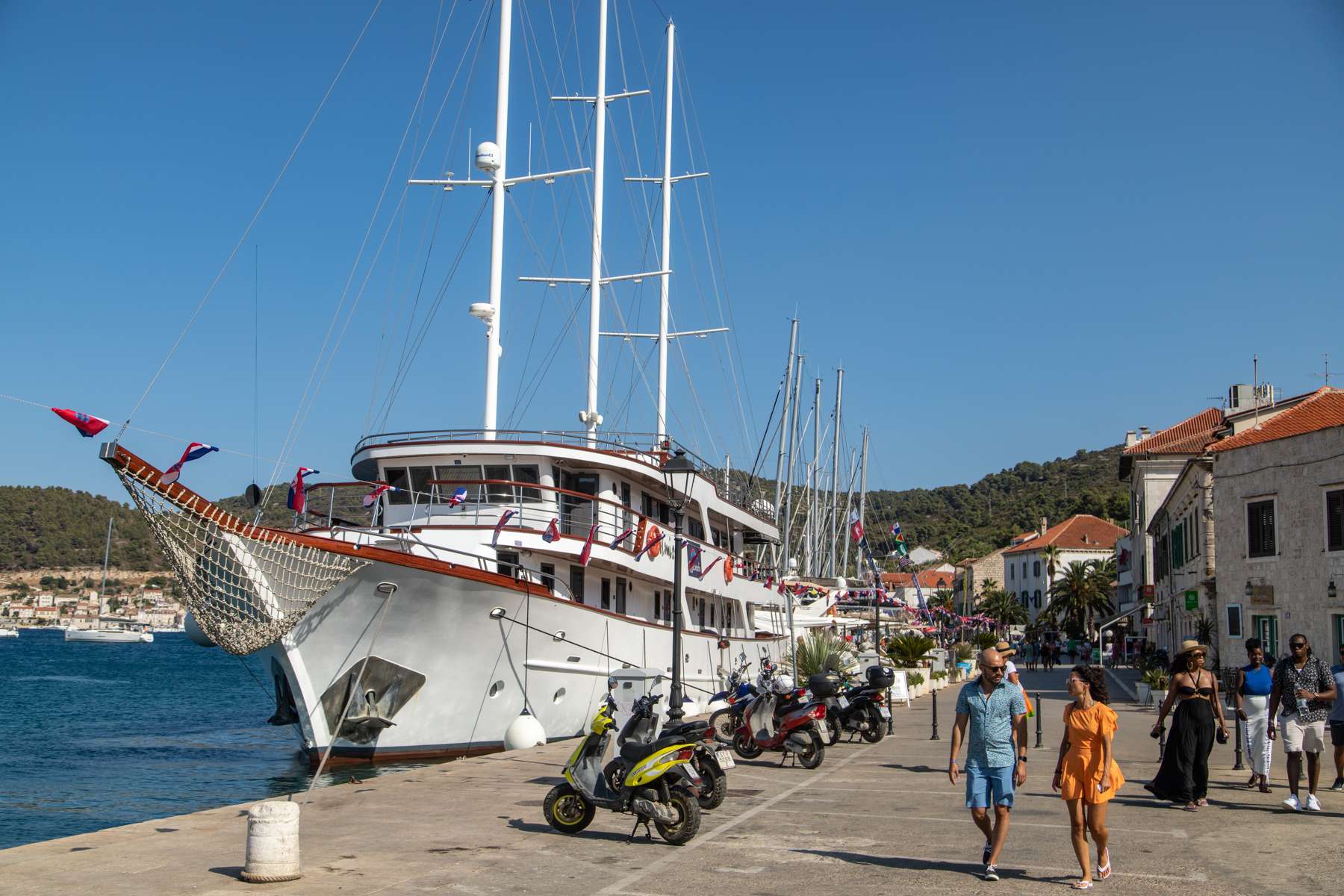 ALMISSA Custom Motor Yacht 40m - yacht at port