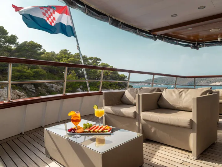 ALMISSA Custom Motor Yacht 40m - upper deck aft lounge ALMISSA Custom Motor Yacht 40m - upper deck aft lounge