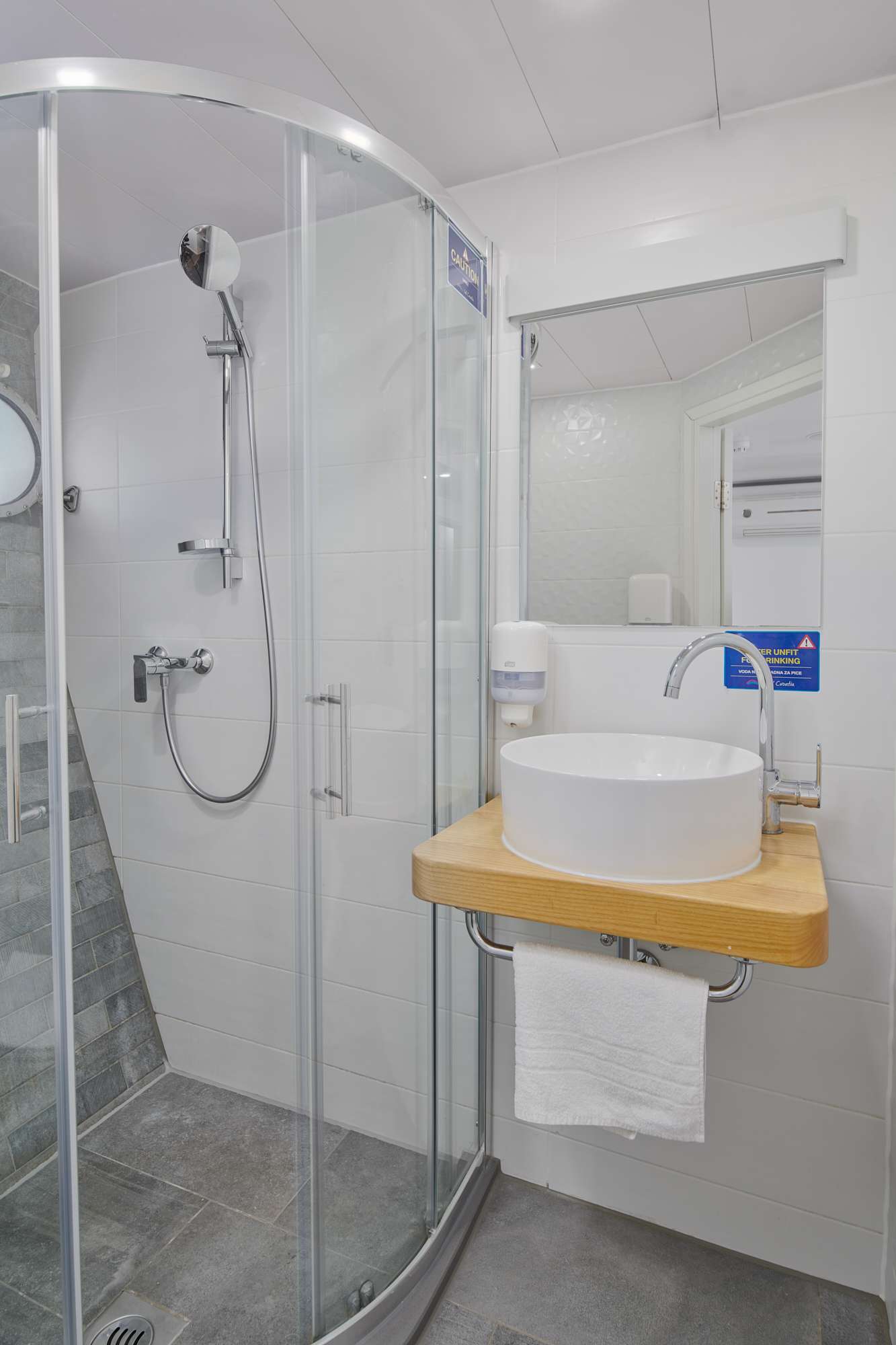 ALMISSA Custom Motor Yacht 40m - modern bathroom