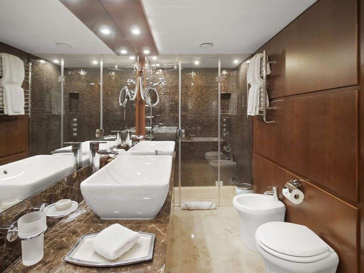 21 SEA SANDS Princess 95 Master Bathroom