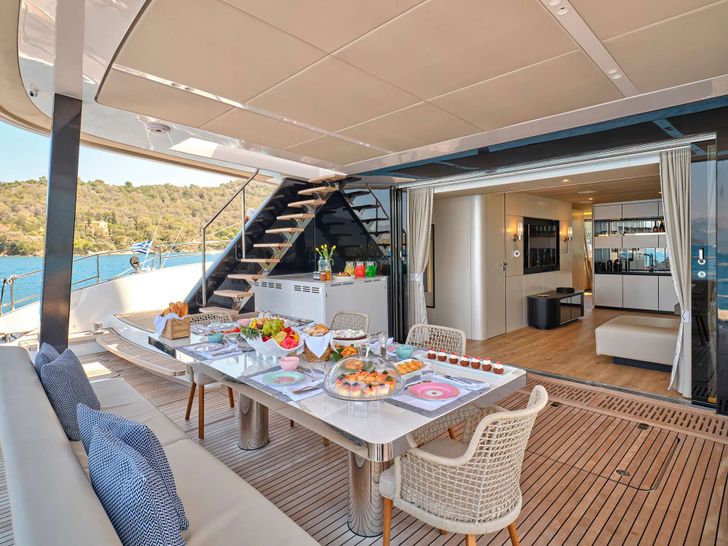 GENNY Sunreef 80 - alfresco dining GENNY Sunreef 80 - alfresco dining