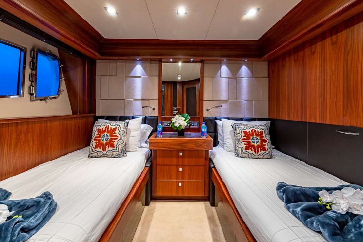 Charter Yacht EMRYS - Sunseeker 98 - 4 Cabins - Nassau - Staniel Cay - Exumas - Bahamas