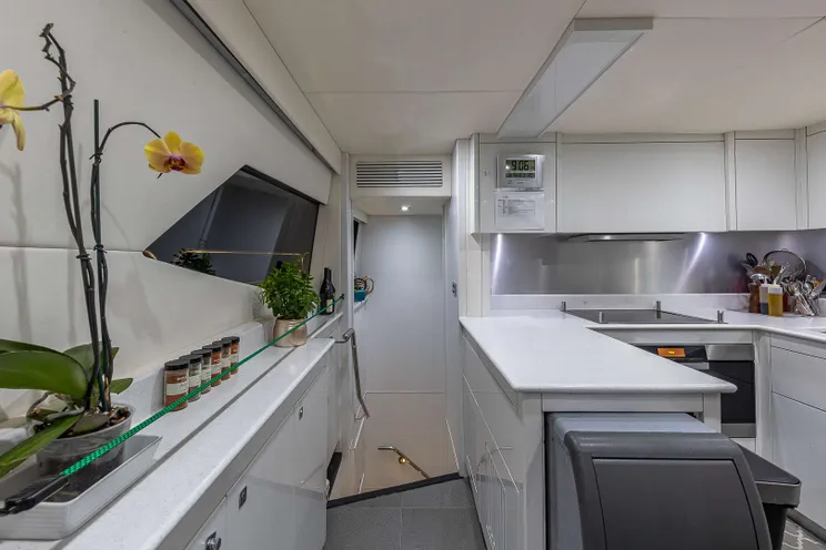 Charter Yacht EMRYS - Sunseeker 98 - 4 Cabins - Nassau - Staniel Cay - Exumas - Bahamas