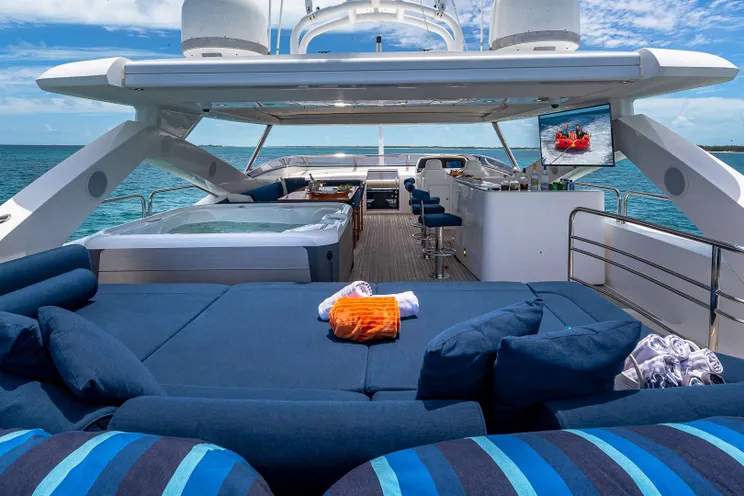 Charter Yacht EMRYS - Sunseeker 98 - 4 Cabins - Nassau - Staniel Cay - Exumas - Bahamas