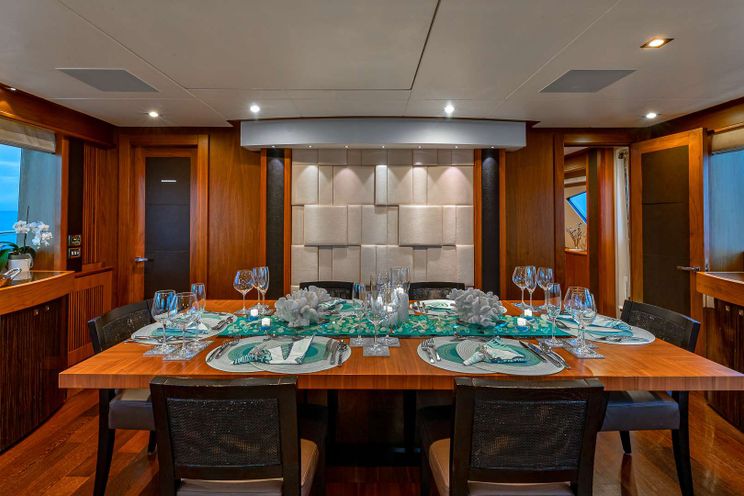 Charter Yacht EMRYS - Sunseeker 98 - 4 Cabins - Nassau - Staniel Cay - Exumas - Bahamas